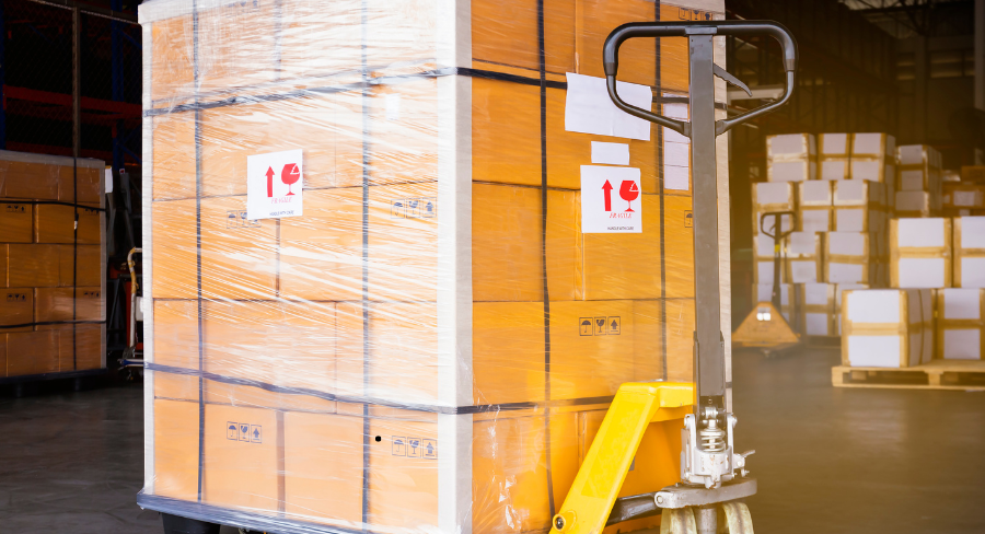 Géppel befóliázott raklapos áru, amelynél az S62-PA-5-M31-PP optikai érzékelő biztosította a pontos felső szintzárást.