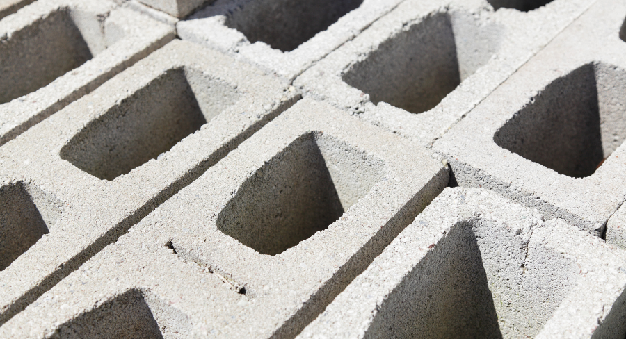 Ipari viakolorgyártó sor és betonelemgyártó csarnok nagy alapzajjal, ahol a QWCD50 123dB hangerőre képes szirénája biztosítja a figyelmeztetést