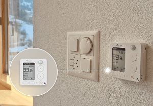 Vezeték nélküli szabadság: A WT401 termosztát falbontás és kábelezés nélkül telepíthető a meglévő szerelvények mellé. A LoRaWAN® technológia garantálja a stabil kapcsolatot még vastag falak mögül is, miközben az eszköz elemről üzemelve évekig nem igényel karbantartást.